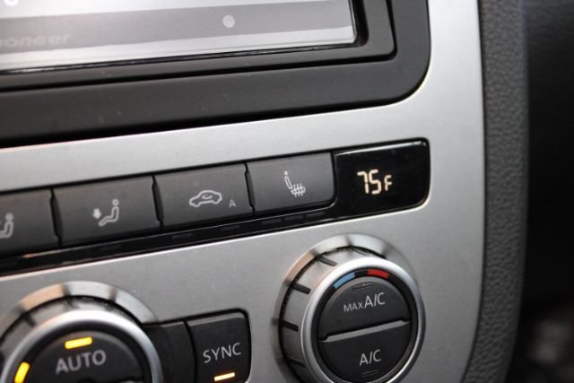 Used 2013 Volkswagen Eos Executive FWD image 18
