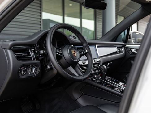 Certified 2026 Porsche Macan AWD/4WD image 4