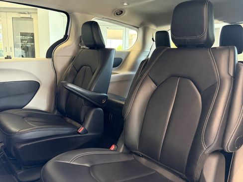 Used 2024 Chrysler Pacifica Limited FWD image 29