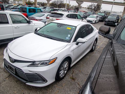 Used 2023 Toyota Camry LE image 3