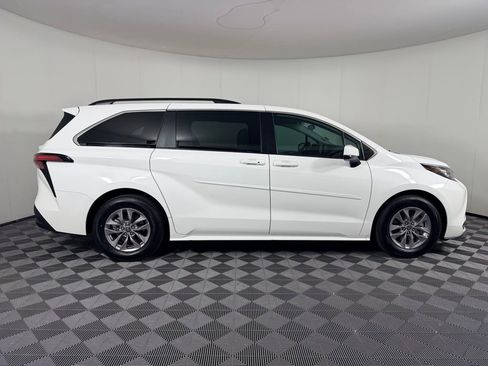 Used 2022 Toyota Sienna LE image 5