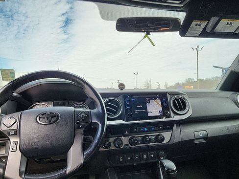 Used 2017 Toyota Tacoma TRD Off-Road image 14