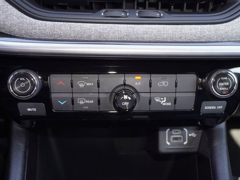 Used 2023 Jeep Compass Latitude image 18