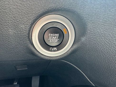 Used 2025 Chrysler Pacifica Limited FWD image 39