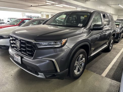 Used 2025 Honda Pilot EX-L image 2