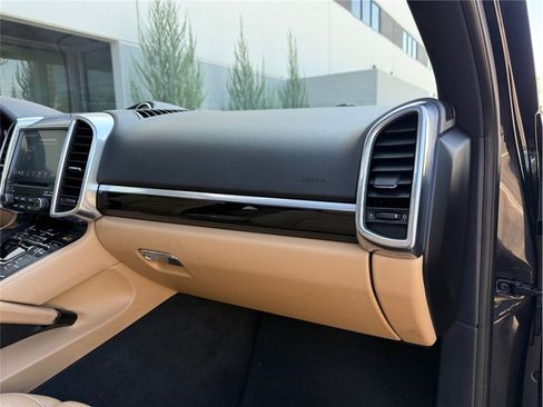 Used 2018 Porsche Cayenne S Platinum AWD/4WD image 38