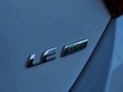 Used 2015 Toyota Corolla LE image 31