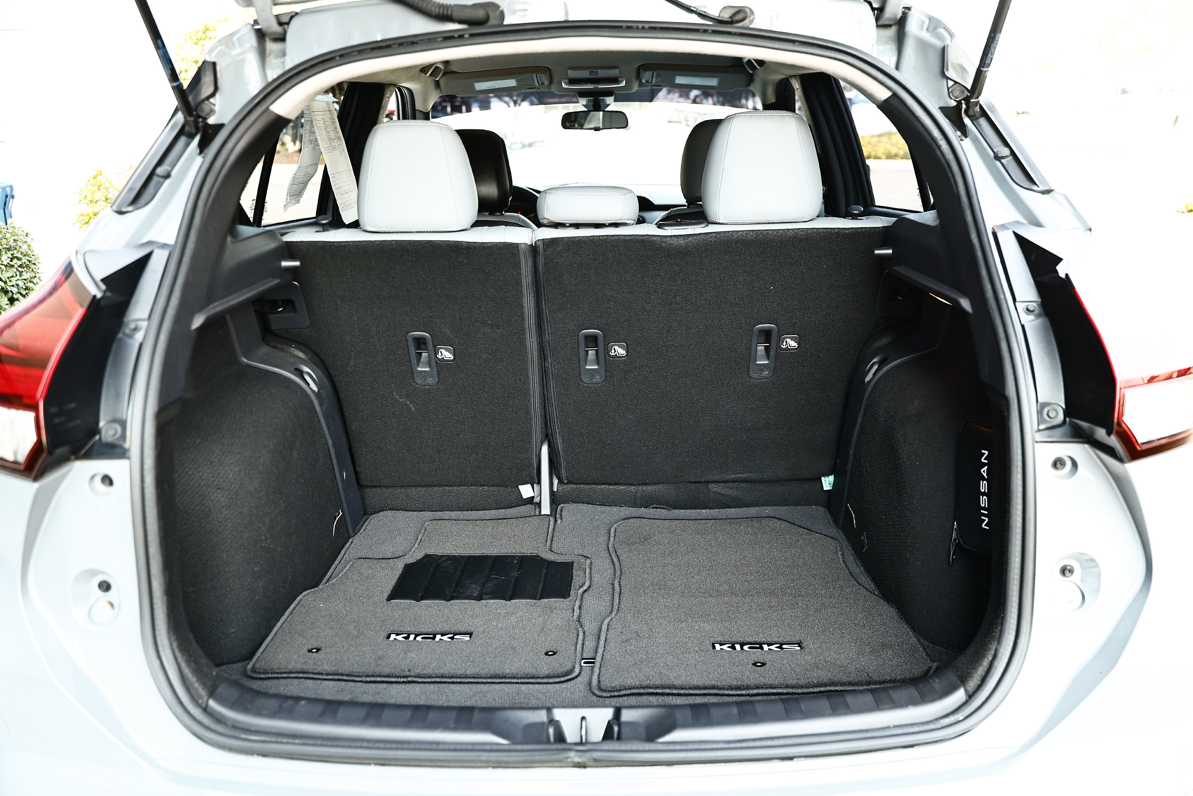 Used 2024 Nissan Kicks SR w/ SR Premium Package FWD image 29