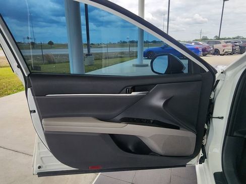 Used 2022 Toyota Camry SE w/ Convenience Package FWD image 13