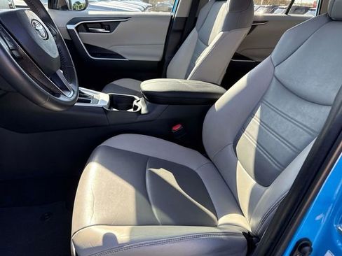 Used 2020 Toyota RAV4 XLE Premium image 18