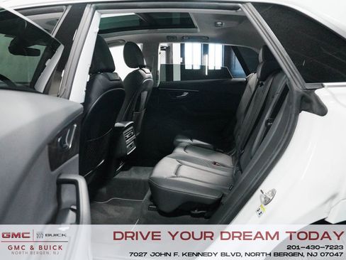 Used 2023 Audi Q8 Premium image 34