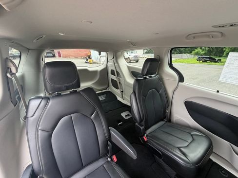 Used 2024 Chrysler Pacifica Touring-L FWD image 21