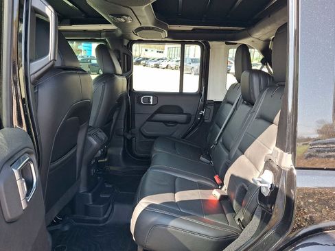 Used 2019 Jeep Wrangler Unlimited Sahara w/ Quick Order Package 24M Moab AWD/4WD image 10