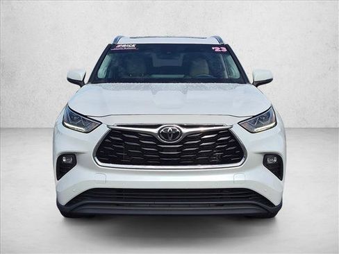 Used 2023 Toyota Highlander Limited FWD image 2