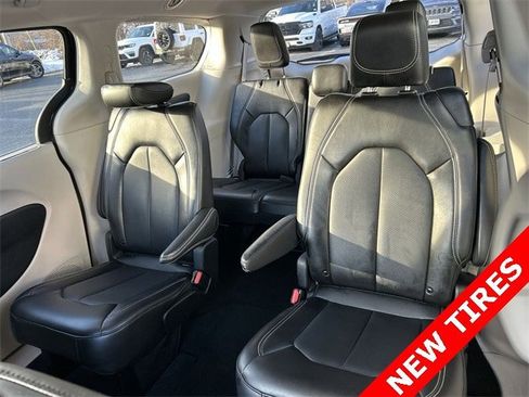 Certified 2024 Chrysler Pacifica Touring-L image 23