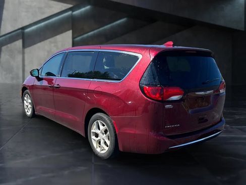 Used 2019 Chrysler Pacifica Touring Plus w/ Tire & Wheel Group FWD image 3