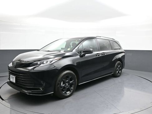 Certified 2026 Toyota Sienna XLE Woodland Edition AWD/4WD image 10