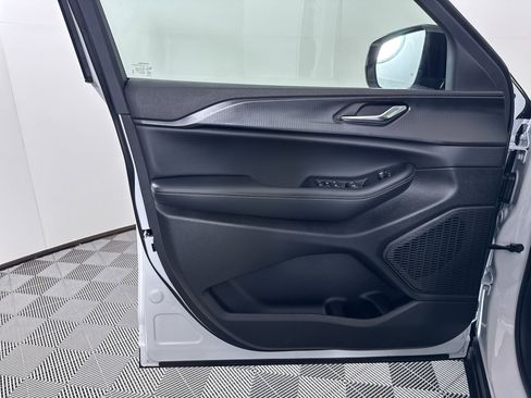 New 2025 Jeep Grand Cherokee Altitude image 28