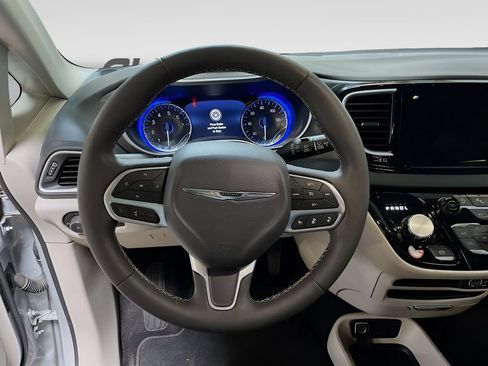 Used 2024 Chrysler Pacifica Touring-L FWD image 11