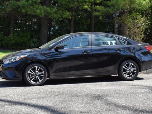 Used 2022 Kia Forte LXS FWD image 4