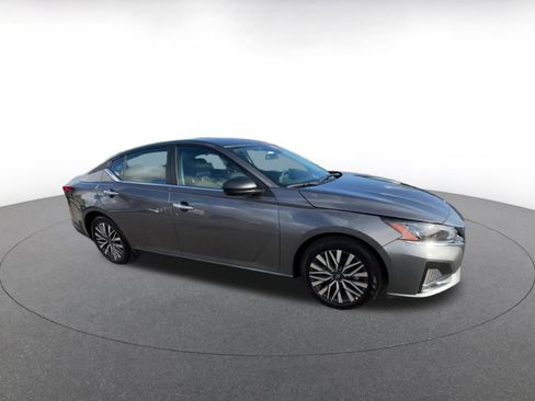 Used 2025 Nissan Altima 2.5 SV FWD image 2