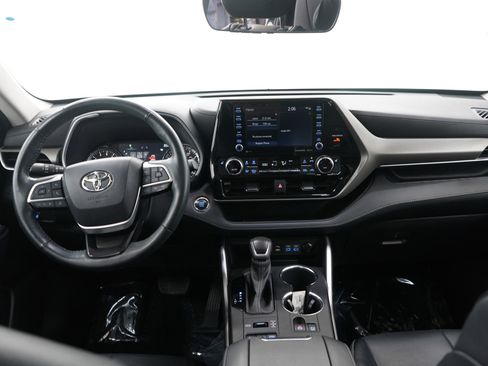 Used 2022 Toyota Highlander XLE image 16