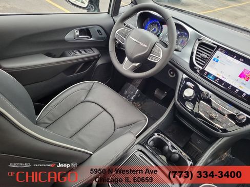New 2026 Chrysler Pacifica Limited FWD image 18