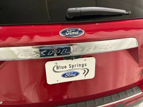 Used 2022 Ford Explorer Limited w/ Equipment Group 301A RWD image 6