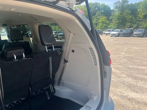 Used 2024 Chrysler Pacifica Touring-L FWD image 17