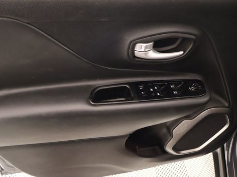 Used 2023 Jeep Renegade Latitude w/ Sun/Sound Group AWD/4WD image 17