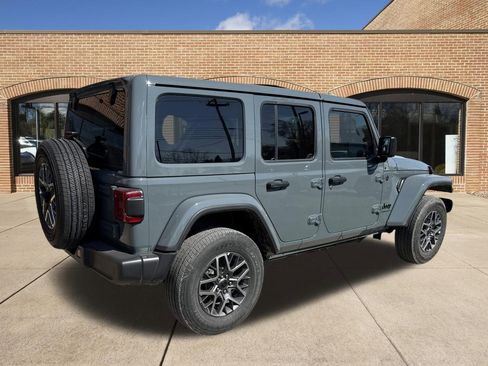 Used 2026 Jeep Wrangler Unlimited Sahara AWD/4WD image 3