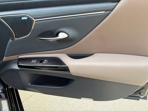 Used 2024 Lexus ES 300h Ultra Luxury w/ Accessory Package (Z2) FWD image 31