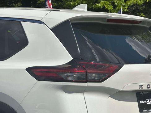 Used 2023 Nissan Rogue SV AWD/4WD image 8