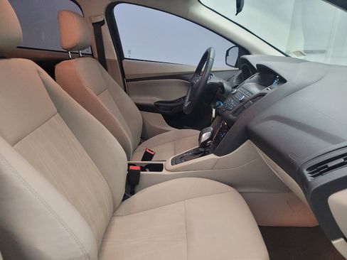 Used 2018 Ford Focus SE w/ SE Appearance Package FWD image 21