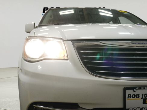 Used 2016 Chrysler Town & Country Touring FWD image 24