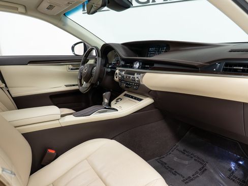 Used 2016 Lexus ES 350 w/ Luxury Package w/Wood Trim image 21