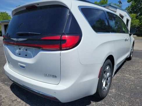 Used 2023 Chrysler Pacifica Limited FWD image 8