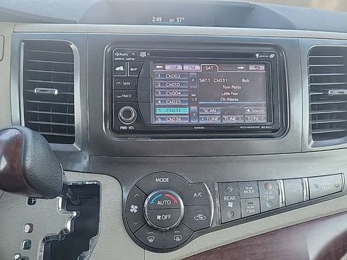 Used 2013 Toyota Sienna XLE w/ Entertainment Pkg image 11