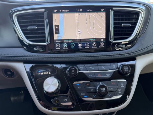 Used 2020 Chrysler Pacifica Limited w/ Advanced Safetytec Group image 24