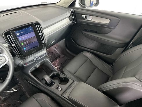 Used 2025 Volvo XC40 B5 Core w/ Protection Package Premier image 22