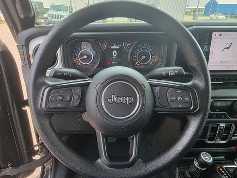 Used 2025 Jeep Gladiator Sport AWD/4WD image 17