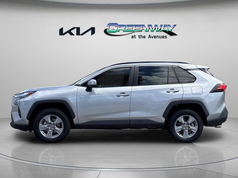 Used 2022 Toyota RAV4 XLE w/ Convenience Package AWD/4WD image 4