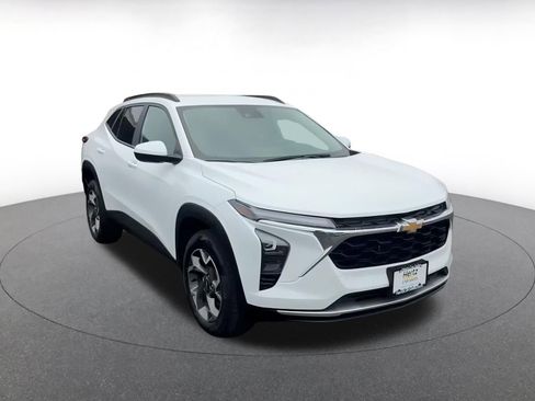 Used 2025 Chevrolet Trax LT image 3