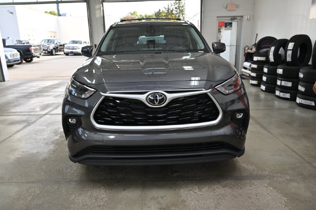 Used 2023 Toyota Highlander XLE AWD/4WD image 2