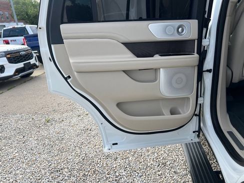 Used 2021 Lincoln Navigator Reserve AWD/4WD image 16