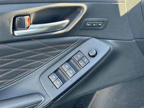 Used 2021 Toyota Avalon Limited image 23