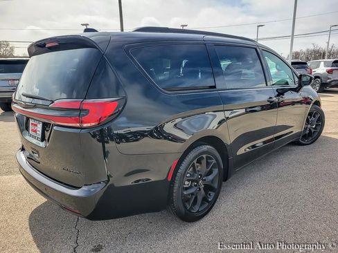 Used 2025 Chrysler Pacifica Limited FWD image 9