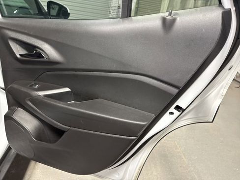 Used 2025 Chevrolet Trax LT w/ LT Convenience Package FWD image 11