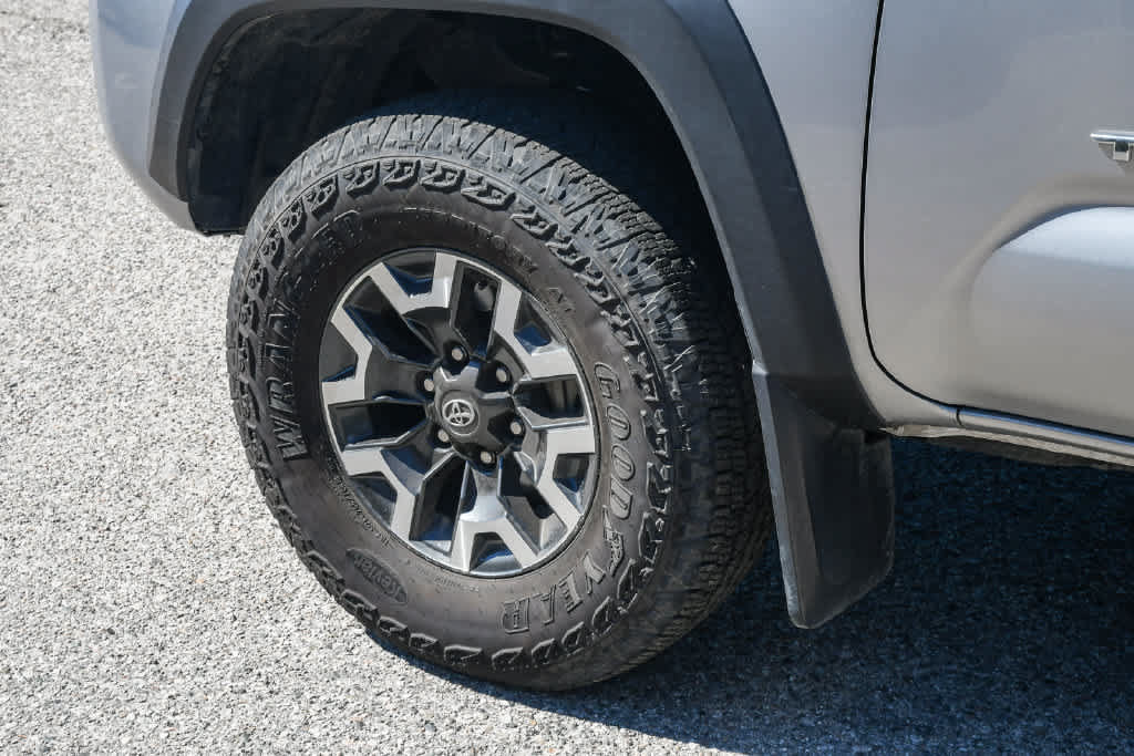 Used 2017 Toyota Tacoma TRD Off-Road w/ Tow Package (A/T) AWD/4WD image 10