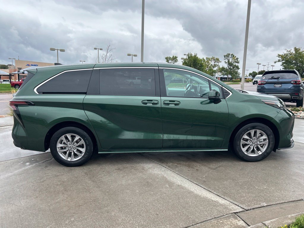 Used 2025 Toyota Sienna LE AWD/4WD image 9